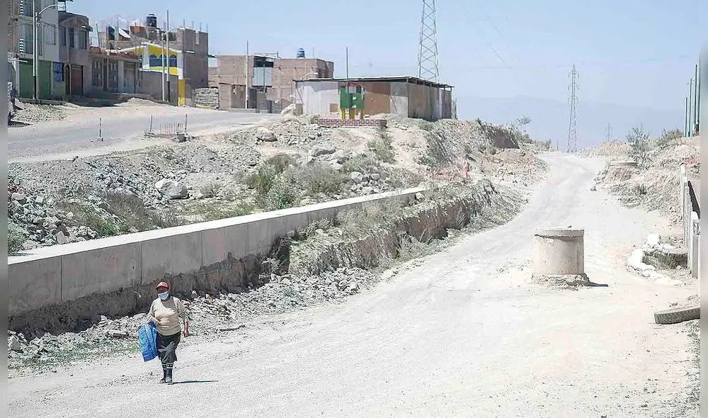 Vía de cuatro carriles. Obra está destinada a mejorar tráfico a la salida de Arequipa, está paralizada por incumplimientos del GRA. Foto: Rodrigo Talavera/ La República