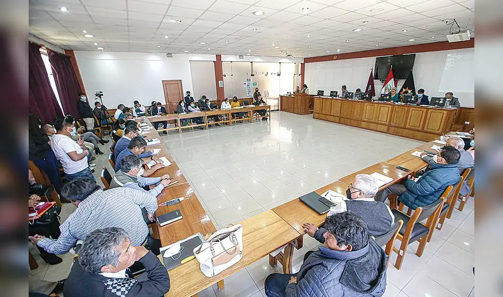 Reunión.  Juntas de usuarios, consejeros regiones y la gobernadora Gutiérrez se reunieron. Foto: La República