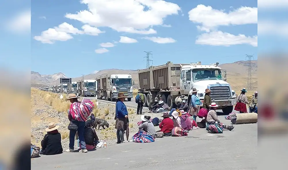 Reclamo. Comuneros desde ayer tomaron el corredor minero. Esperan la llegada de autoridades para resolver conflicto. Foto: La República