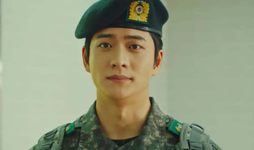 Kang Tae Oh, actor de "Extraordinary attonery Woo", luce informe militar en CF. Foto: captura de Subway