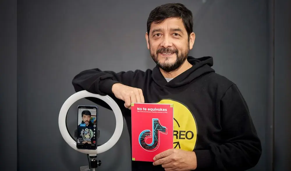 Periodista Hugo Grández y su libro. Periodista Hugo Grández y su libro.