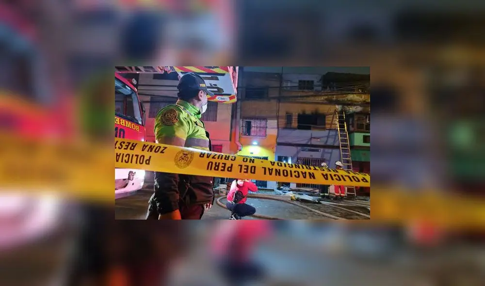 Bomberos rescataron el cuerpo de la persona fallecida en el siniestro. Foto: Omar Coca / URPI-LR