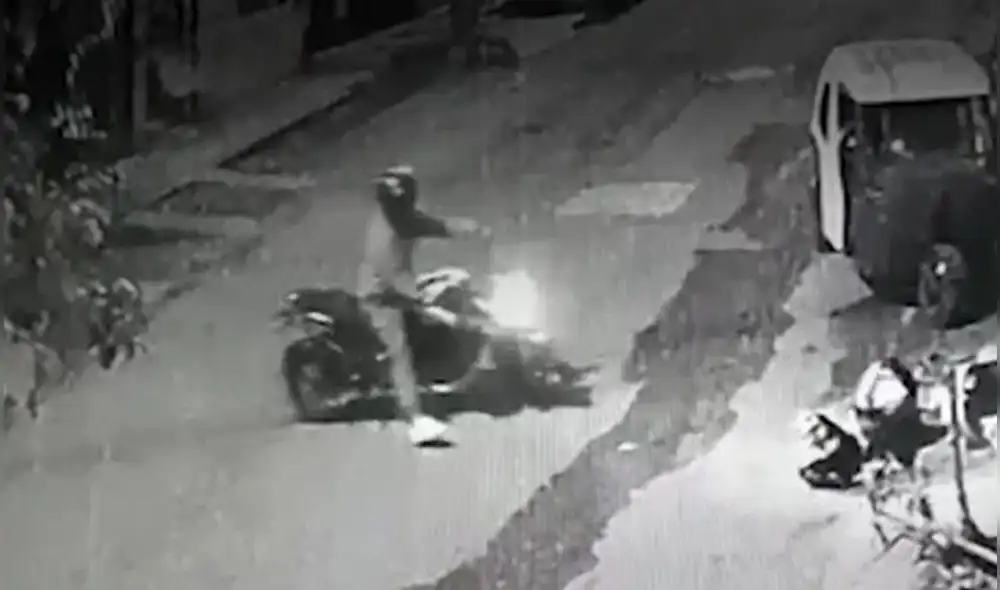 El hecho ocurrió en la calle Pedro de la Gasca, ubicada en el distrito de Comas. Foto: captura América Noticias El hecho ocurrió en la calle Pedro de la Gasca, ubicada en el distrito de Comas. Foto: captura América Noticias