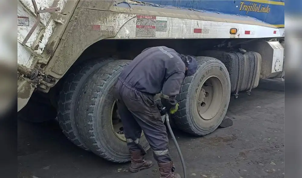 Mecánicos del Segat arreglan neumáticos de compactadoras. Foto: Segat Mecánicos del Segat arreglan neumáticos de compactadoras. Foto: Segat