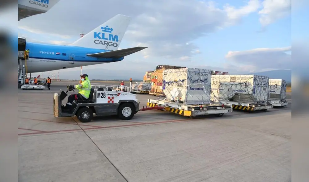 Un embarque con 2.4 millones de vacunas de AstraZeneca donadas por Perú arribó a Quito, en Ecuador. Foto: Gobierno de Ecuador