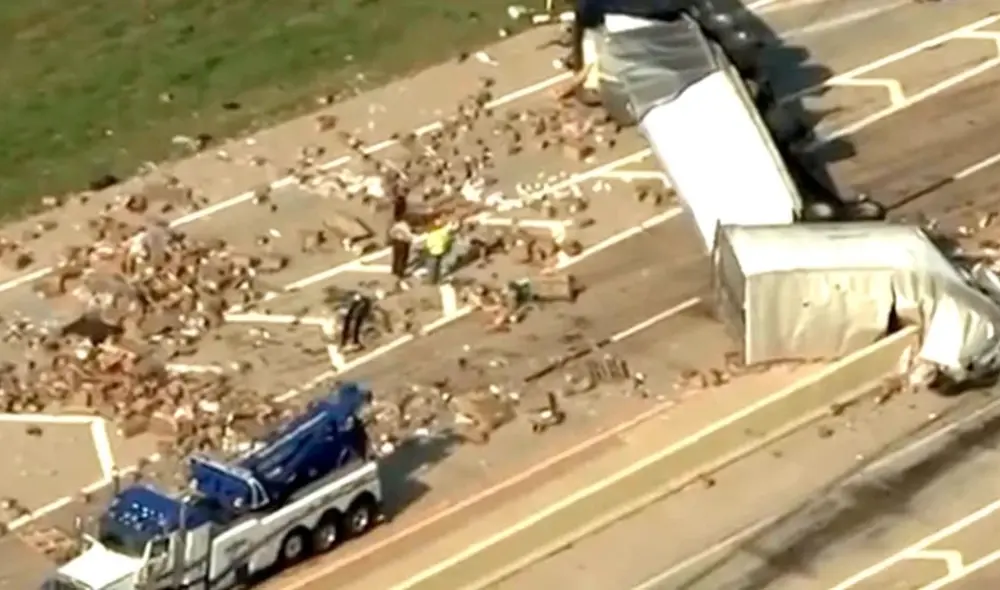 El medio KWTV New 9 envió de comisión a periodistas en un helicóptero para cubrir la noticia en vivo. Las imágenes mostraron el desastre que causó el accidente y el posterior embotellamiento. Foto: KWTV News9