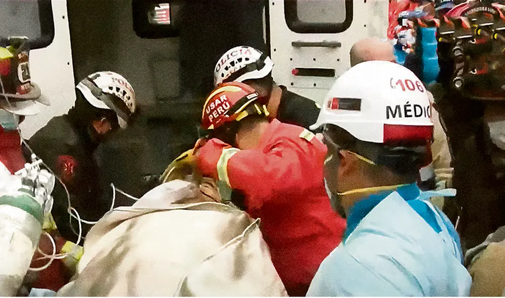 A salvo. Eduardo Prado estuvo atrapado bajo los escombros del viejo solar donde vivía. Su rescate demoró cinco horas. Foto: difusión