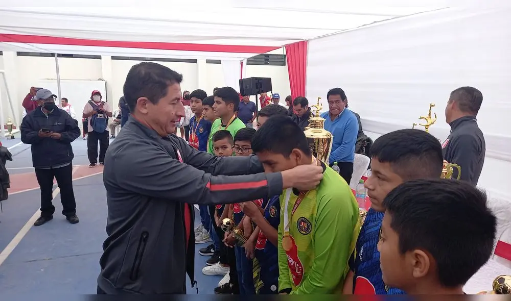 El 'Gavilán' Fano premió a los niños y los motivó a seguir sus sueños. Foto: FPF