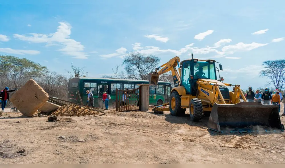 Con maquinaria pesada se destruyó murales levantados por invasores de Apurlec. Foto: DDC Lambayeque. Con maquinaria pesada se destruyó murales levantados por invasores de Apurlec. Foto: DDC Lambayeque.