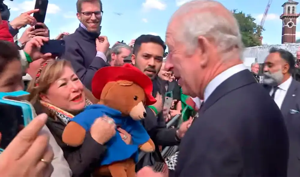El instante en el que la mujer peruana le muestra al rey Carlos III un peluche del oso Paddington. Foto: captura de YouTube/The Royal Family Channel.