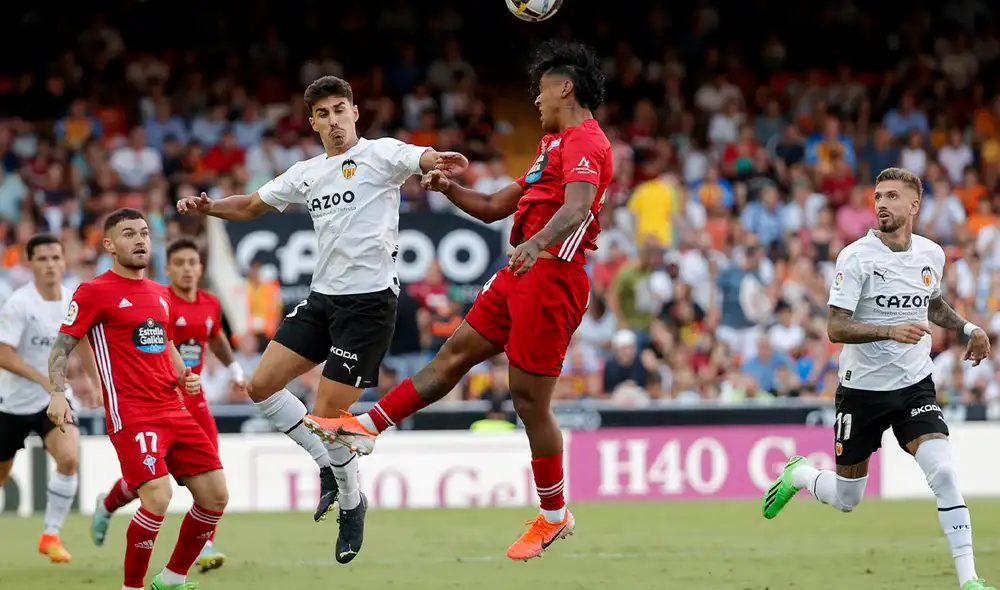Celta, con Renato Tapia, y Valencia, con Edinson Cavani, se enfrentan por LaLiga Santander. Foto: EFE Celta, con Renato Tapia, y Valencia, con Edinson Cavani, se enfrentan por LaLiga Santander. Foto: EFE
