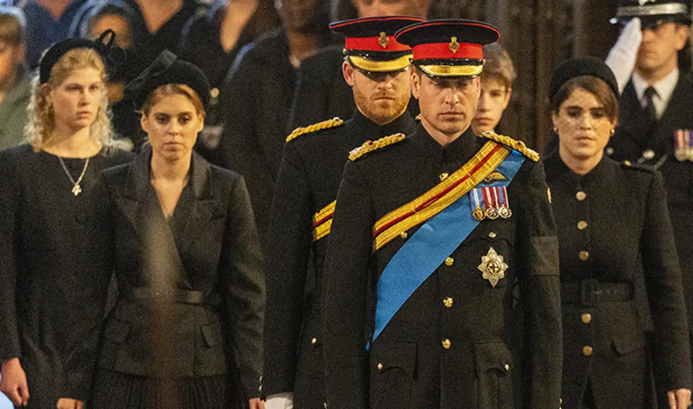 Los 8 nietos de Isabel II, entre ellos los príncipes Guillermo y Enrique, velaron juntos el féretro de la difunta reina. Foto: AFP
