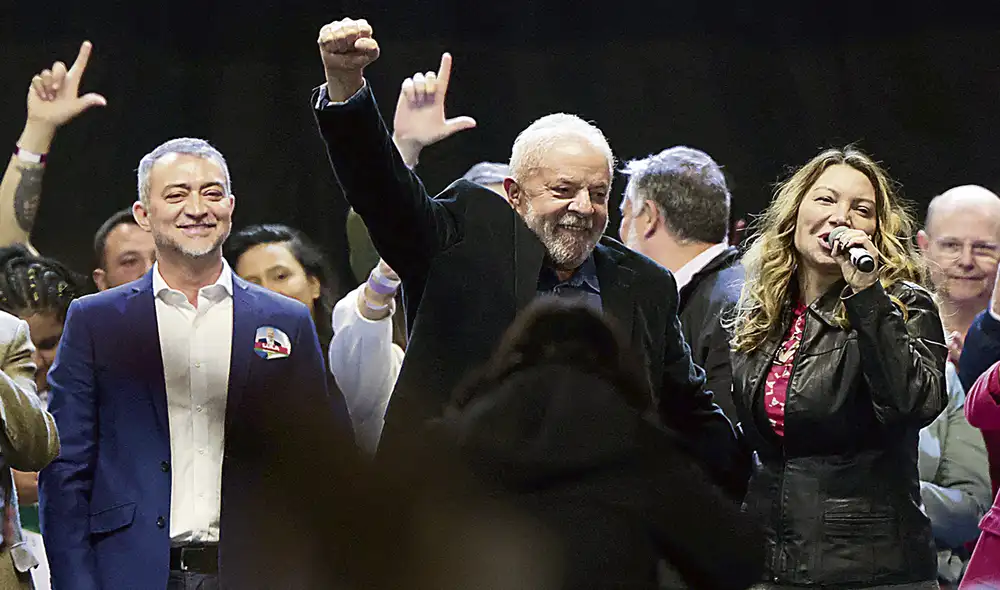 Preferido. El candidato por el izquierdista Partido de los Trabajadores (PT), Luiz Inácio Lula da Silva (C), y su esposa Rosangela “Janja” (R) en Porto Alegre. Foto: AFP