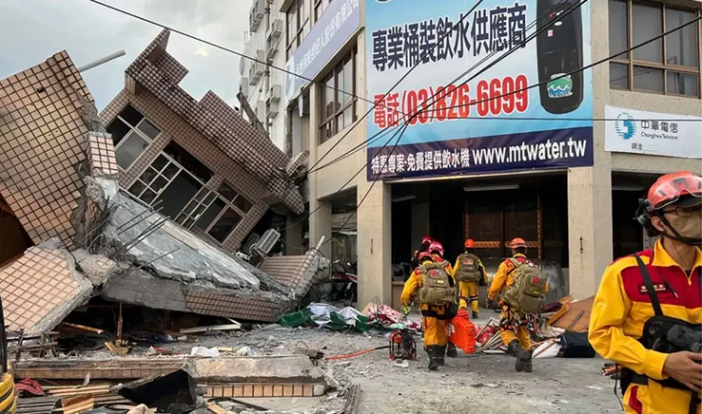 Así se realizó la búsqueda de personas atrapadas en un edificio residencial ubicado en el condado de Hualien luego de su derrumbe producto del sismo. Foto: departamento de bomberos de Taiwán Así se realizó la búsqueda de personas atrapadas en un edificio residencial ubicado en el condado de Hualien luego de su derrumbe producto del sismo. Foto: departamento de bomberos de Taiwán