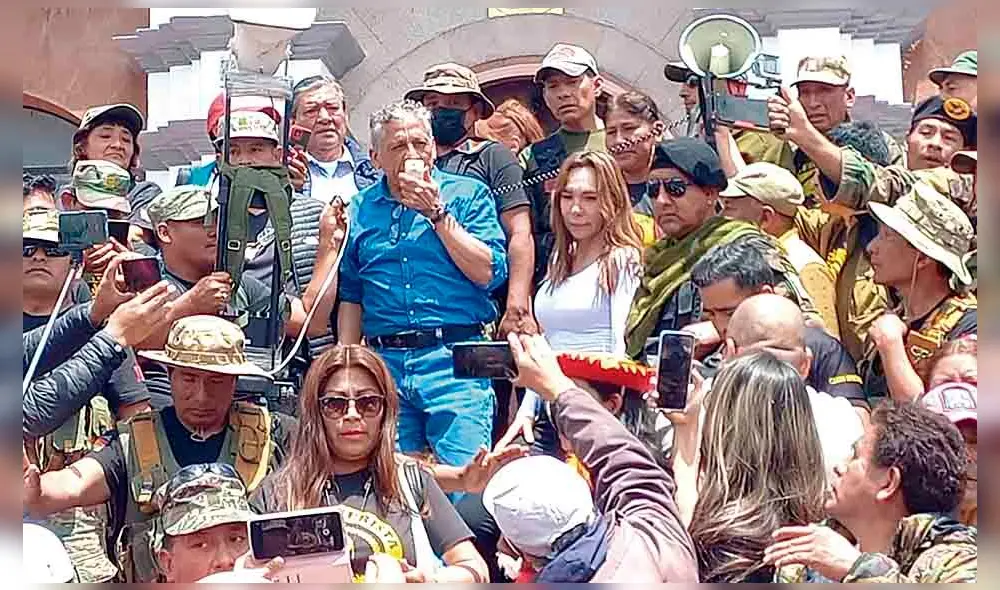 Mítin. Antauro Humala Tasso en una breve alocución, lo acompañan los reservistas. Dice que volverá a postular. Foto: La República Mítin. Antauro Humala Tasso en una breve alocución, lo acompañan los reservistas. Dice que volverá a postular. Foto: La República