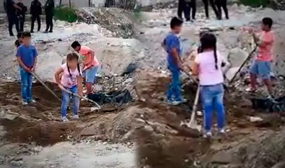 Los niños tomaron palas y picos para apoyar en la búsqueda. Vídeo del caso fue compartido en redes sociales. Foto: Composición/LR/Twitter Ceci Flores Los niños tomaron palas y picos para apoyar en la búsqueda. Vídeo del caso fue compartido en redes sociales. Foto: Composición/LR/Twitter Ceci Flores