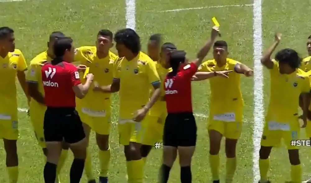 El árbitro cobró penal para Alianza y los jugadores de Stein reclamaron de todo. Foto: captura Willax TV El árbitro cobró penal para Alianza y los jugadores de Stein reclamaron de todo. Foto: captura Willax TV
