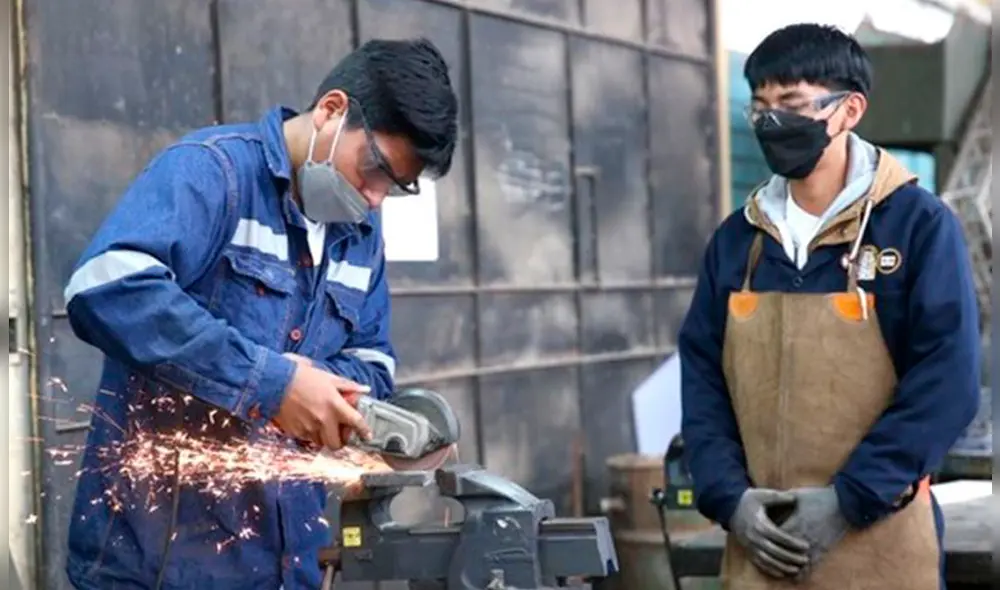 El objetivo del programa es que los estudiantes, al culminar su educación secundaria, puedan obtener un empleo formal o iniciar un negocio propio. Foto: El Peruano El objetivo del programa es que los estudiantes, al culminar su educación secundaria, puedan obtener un empleo formal o iniciar un negocio propio. Foto: El Peruano