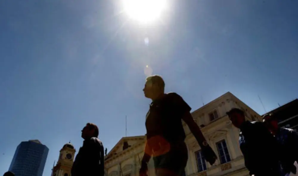 En los últimos días, asomó un tenue brillo solar en la capital. Foto: Andina
