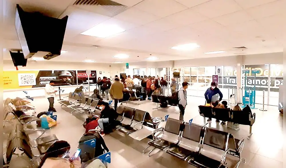 Reclamo. Pasajeros molestos por suspensión de vuelos. Foto: La República