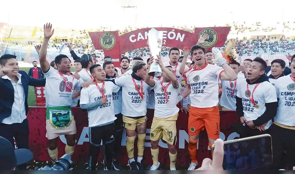 Festejo. Cusco FC competirá en la máxima división en 2023. Foto: La República