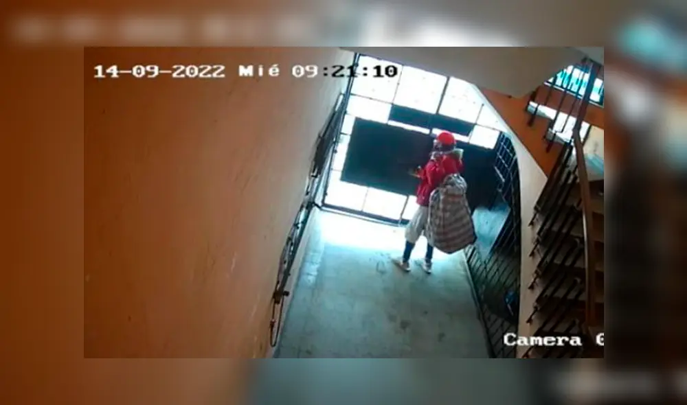 El ladrón fugó a los 10 minutos con todo guardado en una bolsa de mercado. Foto: captura/América Noticias