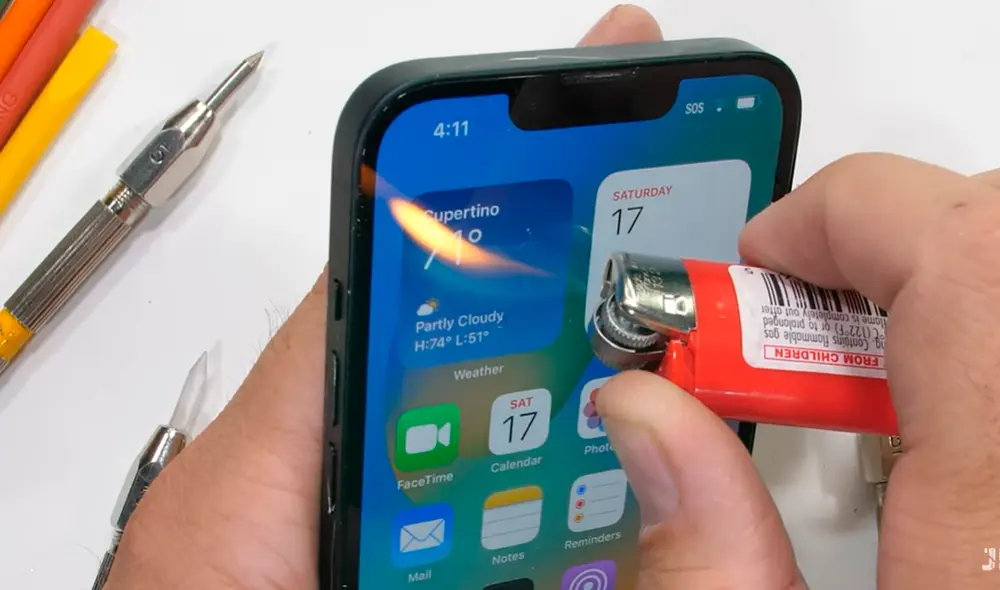 Pese a las duras pruebas, el iPhone 14 demostró ser un equipo bastante resistente. Foto: captura de YouTube/JerryRigEverything