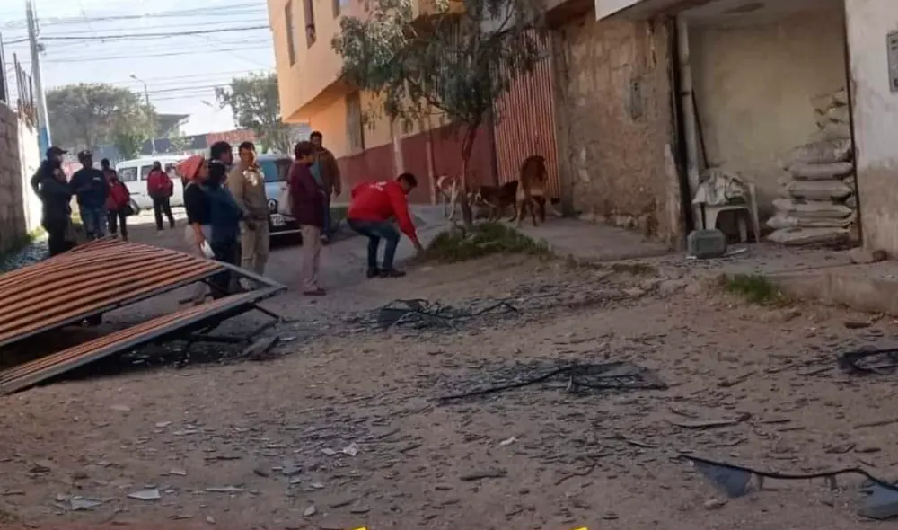 La explosión fue tan fuerte que el portón de la vivienda salió disparado hacia la calle. Foto: Visión Sur TV- Arequipa La explosión fue tan fuerte que el portón de la vivienda salió disparado hacia la calle. Foto: Visión Sur TV- Arequipa