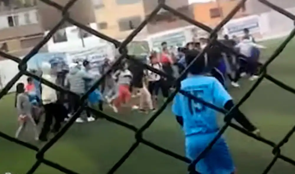 Agentes del serenazgo de El Agustino tuvieron que intervenir en la gresca. Foto: captura de Panamericana Noticias