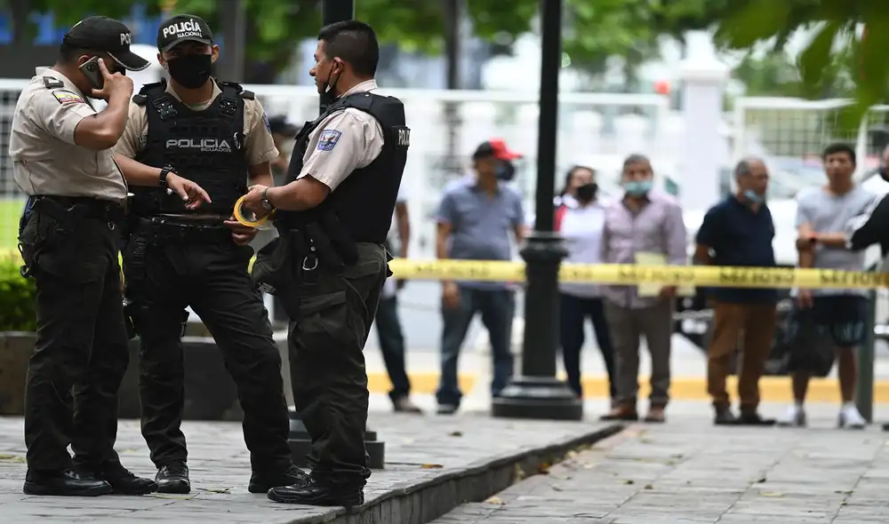 La policía trabaja en la escena del crimen del asesinato del fiscal ecuatoriano Edgar Escobar frente a su oficina en Guayaquil, Ecuador. Foto: AFP