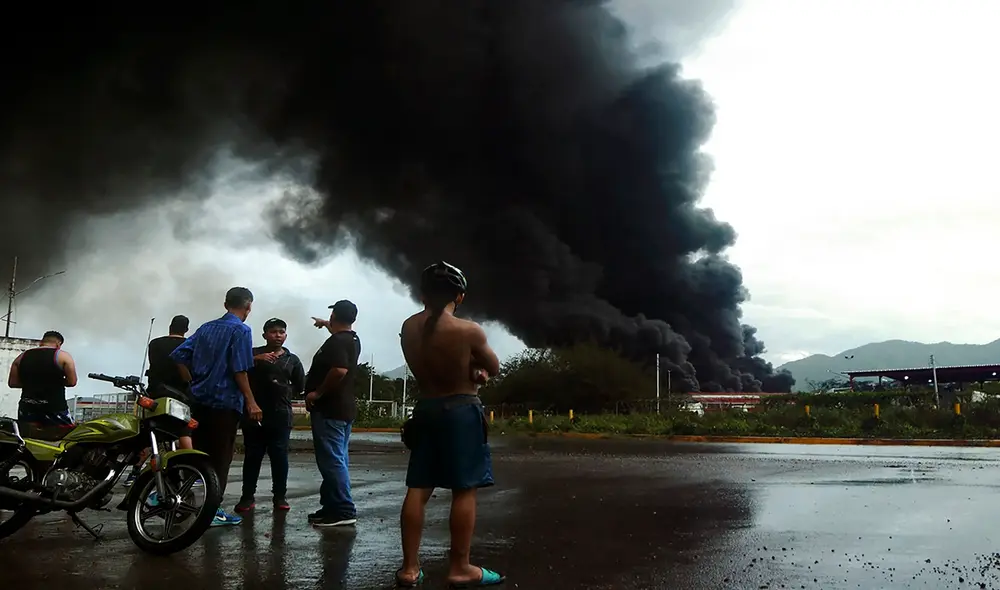 Vecinos de zonas aledañas a la refinería de Puerto La Cruz, en Venezuela, fueron desalojados ante el incendio. Foto: Carlos Landaeta/AFP Vecinos de zonas aledañas a la refinería de Puerto La Cruz, en Venezuela, fueron desalojados ante el incendio. Foto: Carlos Landaeta/AFP