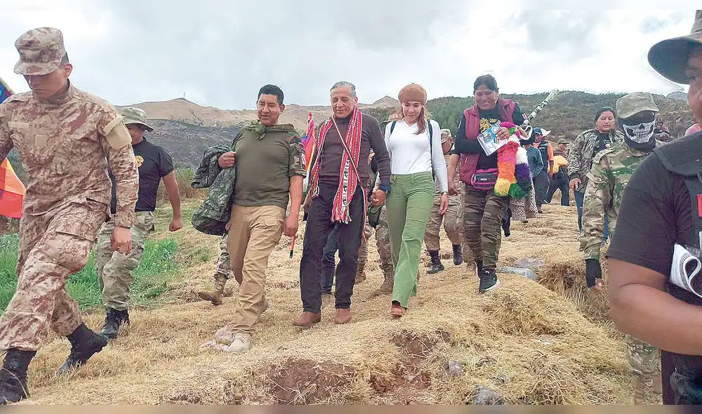 Gira. Líder etnocacerísta continúa en la región Cusco. La tarde de ayer partió hacia la provincia de La Convención. Foto: La República Gira. Líder etnocacerísta continúa en la región Cusco. La tarde de ayer partió hacia la provincia de La Convención. Foto: La República