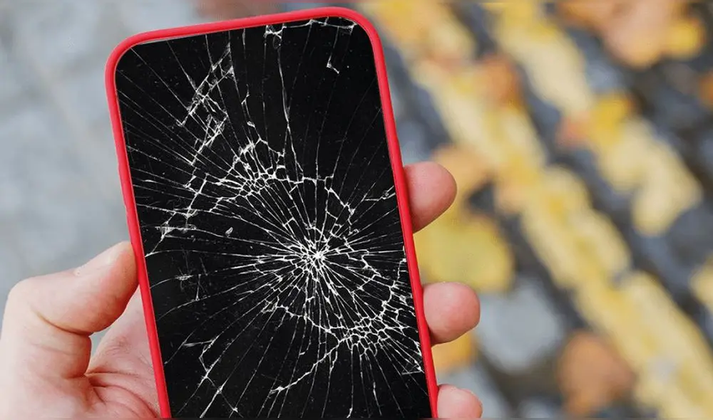 Que la pantalla de tu teléfono esté dañada no significa que no pueda transmitirse a través de otras vías. Foto: Teknófilo