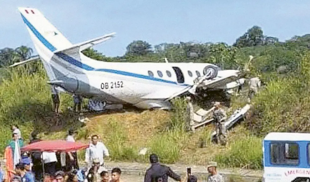 Accidente. Avioneta se despistó y estrelló contra un montículo de tierra y la maleza. Foto: Gisela Vásquez/ La República