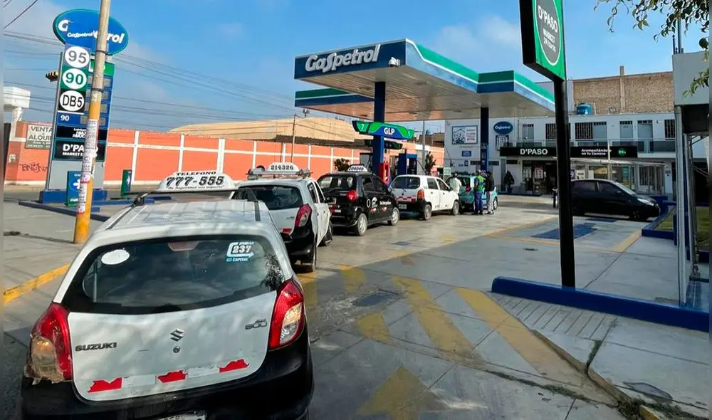 Los transportistas pierden al menos un par de horas al hacer fila en los grifos de Chiclayo. Foto: Rosa Quincho/LR