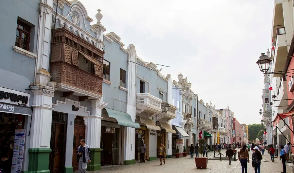 Entre las acciones a realizar por los propietarios de estos inmuebles, destacan la eliminación de materiales inservibles en los techos. Foto: DDCLL Entre las acciones a realizar por los propietarios de estos inmuebles, destacan la eliminación de materiales inservibles en los techos. Foto: DDCLL
