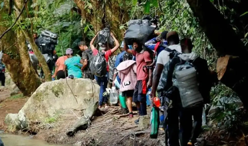 Miles de personas cruzan a diario por la selva del Darién, por lo que se reportan diversos casos de desaparecidos. Foto: La Nación Miles de personas cruzan a diario por la selva del Darién, por lo que se reportan diversos casos de desaparecidos. Foto: La Nación