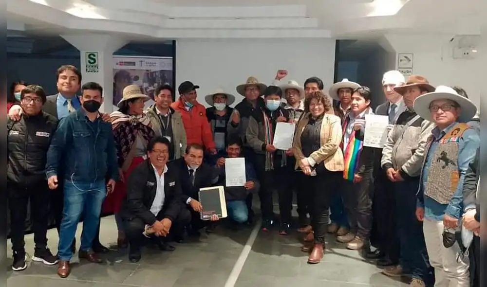 Ejecutivo y comunidades de Espinar firman acta sobre trabajos en minera Antapaccay. Foto: Comunidades de Espinar. Ejecutivo y comunidades de Espinar firman acta sobre trabajos en minera Antapaccay. Foto: Comunidades de Espinar.