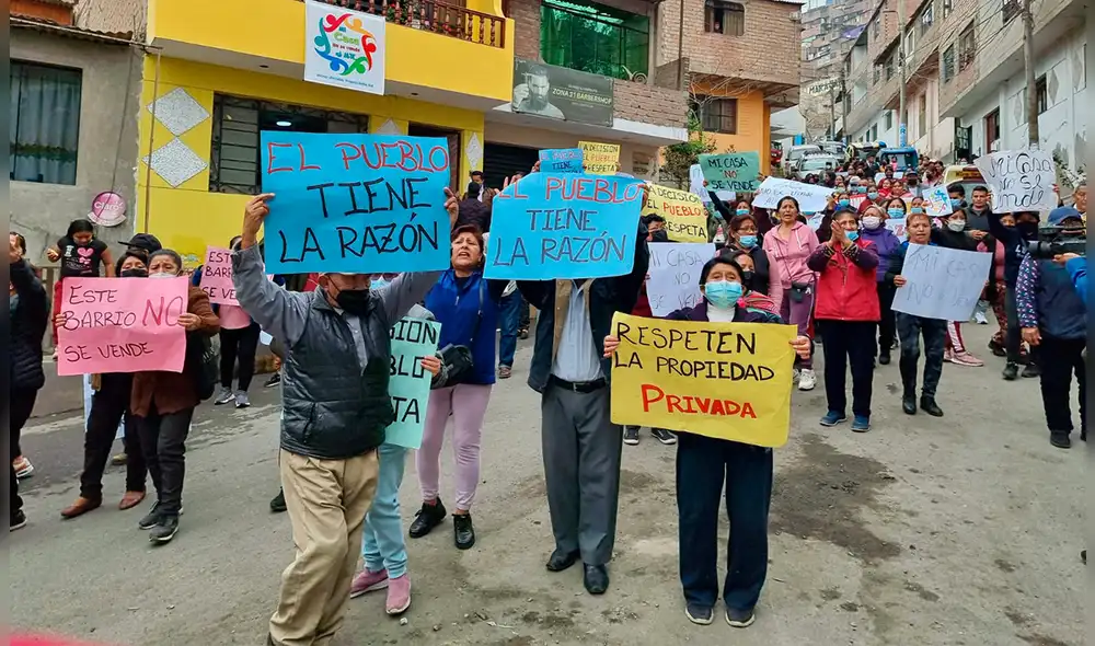 Vecinos de Independencia protestan afuera de sus hogares rechazando la venta de sus viviendas. Foto: Omar Coca / URPI-LR Vecinos de Independencia protestan afuera de sus hogares rechazando la venta de sus viviendas. Foto: Omar Coca / URPI-LR