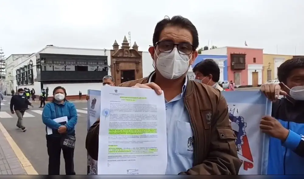 Carlos Armas muestra documentos de la deuda a supermercado. Foto: captura URPI-La República