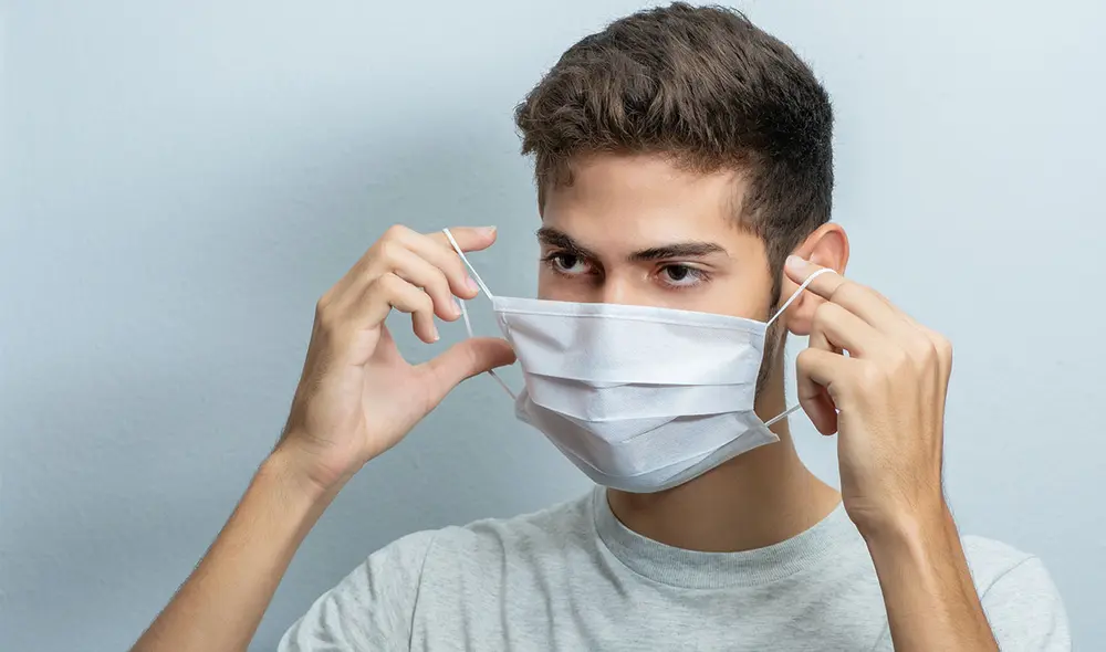 El uso de la mascarilla ha generado en algunas personas una angustia por mostrar sus rostros completos, sea por temor a ser juzgados o a mostrar defectos autopercibidos, según psicólogos. Foto: Unsplash