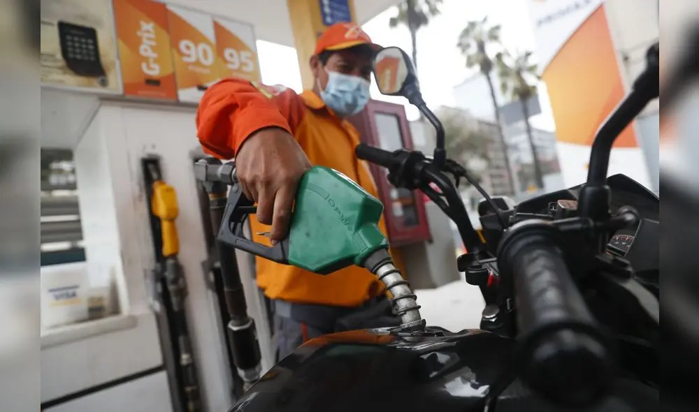 Las gasolinas de 97 y 95 octanos lideraron la subida con un alza de S/ 0,24 hasta los S/ 19,74 y S/ 19,60 cada una. Foto: Andina