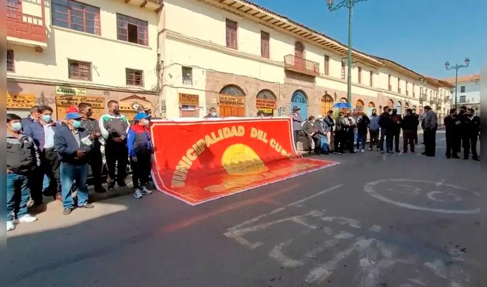 Trabajadores municipales de Cusco reclaman pago por convenios colectivos a alcalde Víctor Boluarte. Foto: Facebook