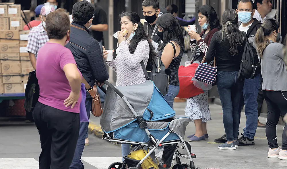 Nueva normalidad. El uso de las mascarillas será ahora opcional. Los expertos recomiendan cumplir con la inmunización y la vacuna debe aplicarse cada año. Foto: Jorge Cerdán/La República Nueva normalidad. El uso de las mascarillas será ahora opcional. Los expertos recomiendan cumplir con la inmunización y la vacuna debe aplicarse cada año. Foto: Jorge Cerdán/La República
