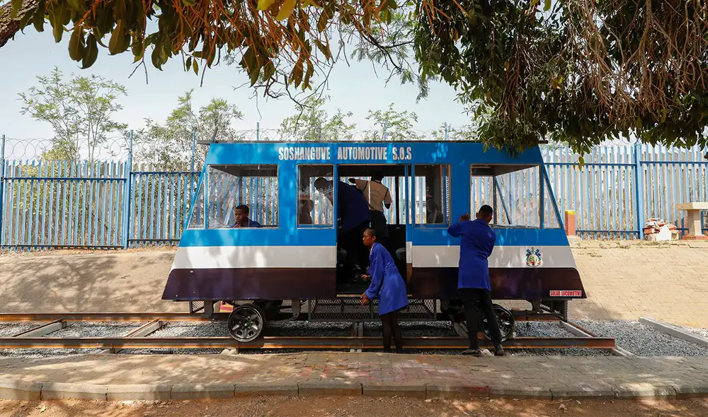 Tren solar construido por una veintena de jóvenes en Sudáfrica. Foto: AFP Foto: AFP Tren solar construido por una veintena de jóvenes en Sudáfrica. Foto: AFP Foto: AFP