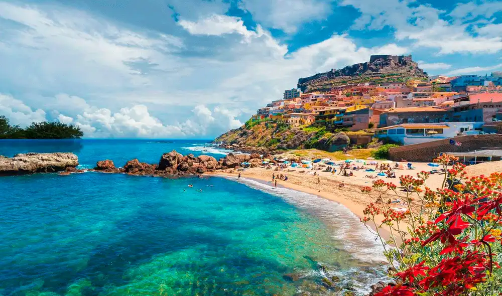 Con sus coloridas calles, playas acogedoras y ruinas de la Edad de Bronce, la isla italiana de Cerdeña, situada en la cima de una colina, tiene muchas alternativas de alojamiento. Foto: National Geographic Con sus coloridas calles, playas acogedoras y ruinas de la Edad de Bronce, la isla italiana de Cerdeña, situada en la cima de una colina, tiene muchas alternativas de alojamiento. Foto: National Geographic