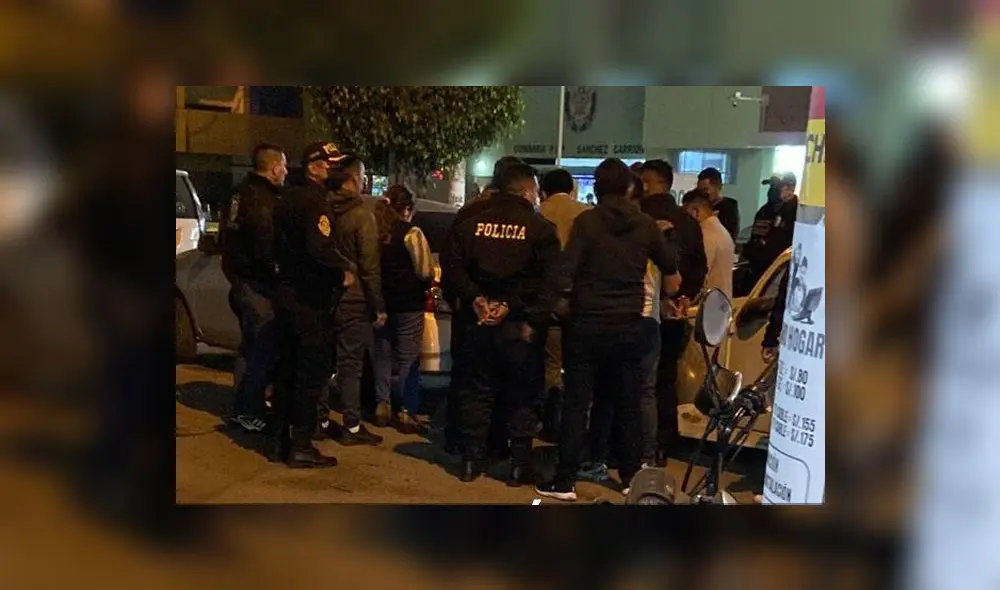 Los agentes fueron detenidos frente a la Comisaría Sánchez Carrión. Foto: Causa Justa Los agentes fueron detenidos frente a la Comisaría Sánchez Carrión. Foto: Causa Justa