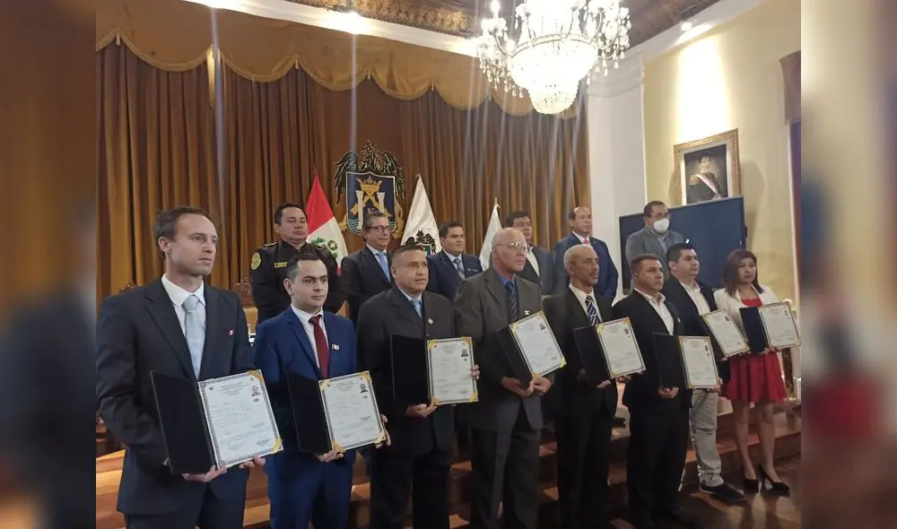 Extranjeros muestran los títulos de la nacionalidad peruana. Foto: Y. Goicochea/La República Extranjeros muestran los títulos de la nacionalidad peruana. Foto: Y. Goicochea/La República