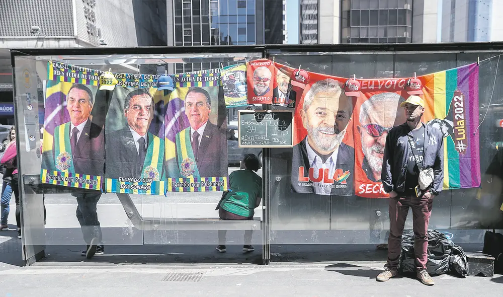 Encuesta viral. Puesto de venta de toallas con fotos del presidente Jair Bolsonaro y del candidato  Luiz Inácio Lula da Silva. Foto: EFE