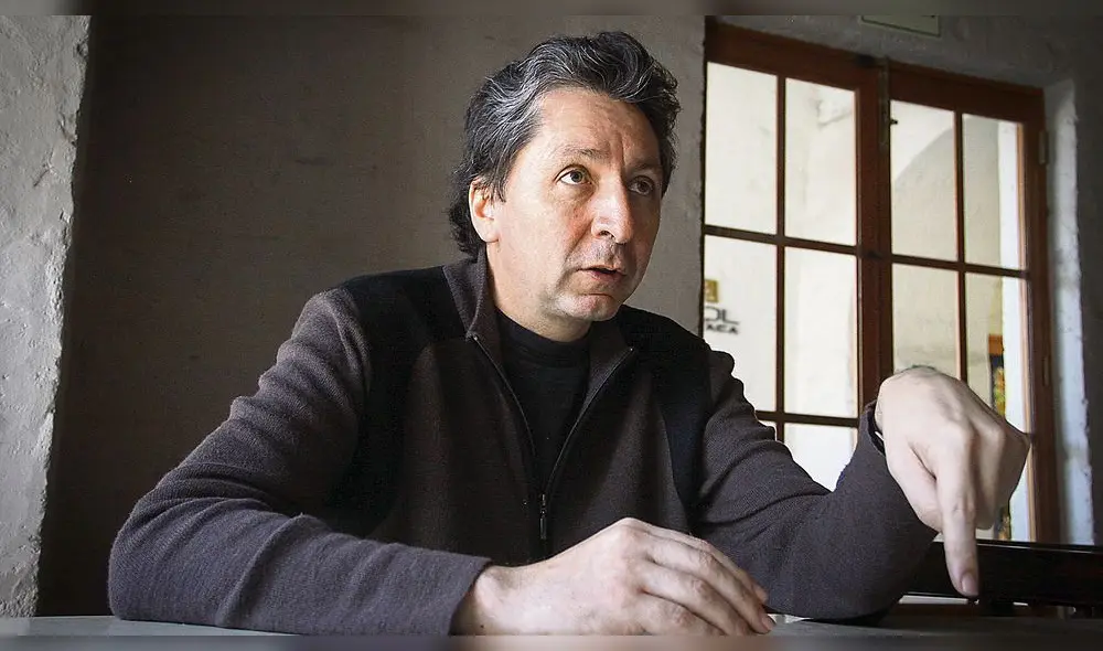 CARLOS HERRERA, ESCRITOR AREQUIPEÑO FORMO PARTE DEL GRUPO LITERARIO ECLOSION.  PUBLICO SUS LIBROS COMO: RELATOS DE MORGANA, , BLANCO Y NEGRO, LAS MUSAS Y LOS MUERTOS,  Y EL ULTIMO LIBRO EL HOMBRE QUE CREO EL ROCOTO RELLENO.